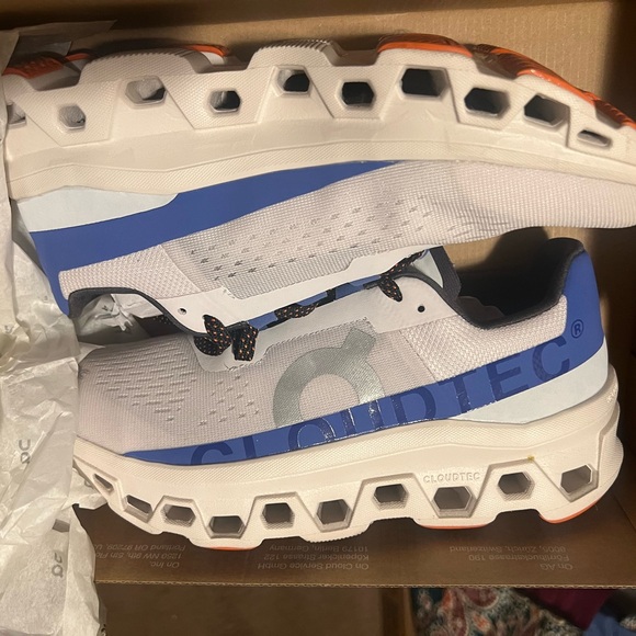 On cloud shoes size 7.5 men - Picture 3 of 4